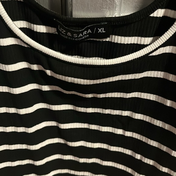 Liz and Sara B/W stripped stretch tank top SZ: XL - Picture 3 of 3